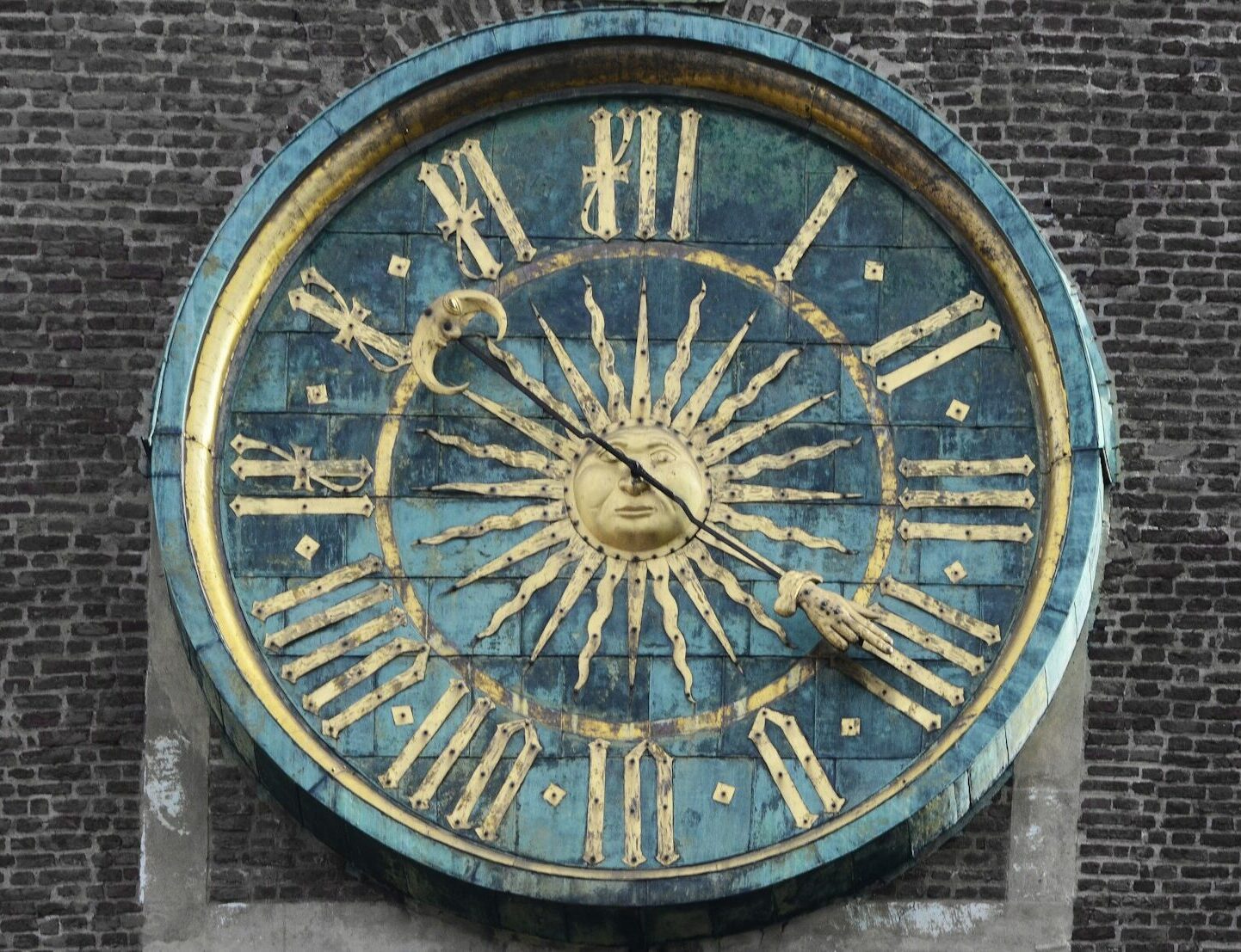 Photo by Viktor Talashuk Horario clases de astrología